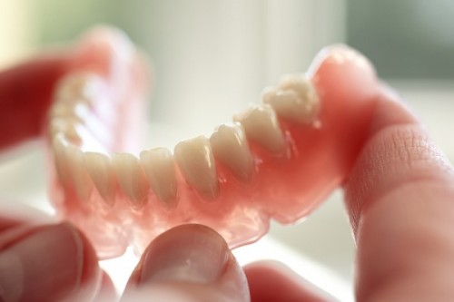 Để đảm bảo sức khỏe răng chúng ta cần bảo quản răng sứ như thế nào ?