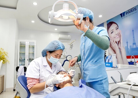 Nếu bạn gặp tình trạng răng cửa bị hô, cần sớm tới trung tâm nha khoa để thăm khám